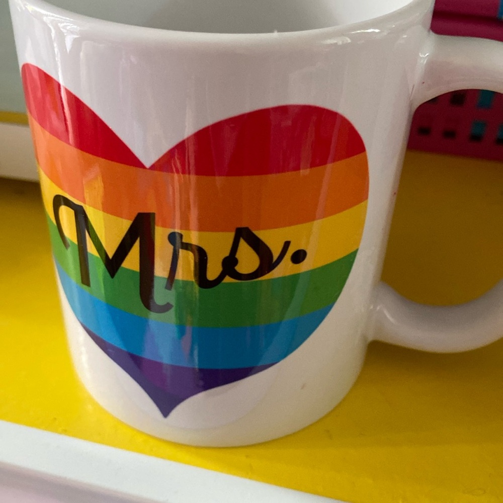 🌈 ♥️ LGBTQ Mrs and Mrs mug set of two (rainbow heart )